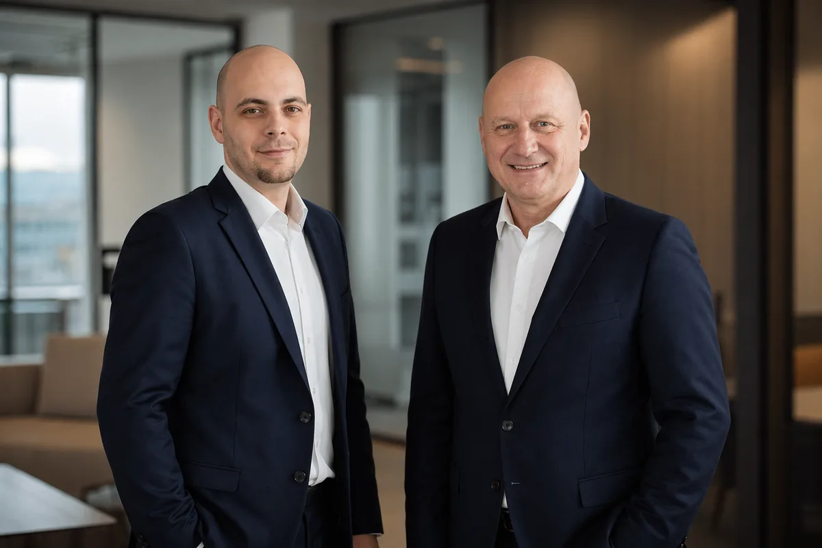 Lukáš Kazimour a Petr z LK Finance v moderní kanceláři, připraveni poradit s rozhodnutím mezi nájmem a hypotékou.